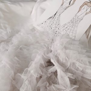 Volumen textil blanco e ilustraciones en el Atelier de Alta Costura Vikileria Madrid