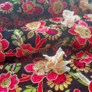 Tela bordada con flores grandes inspiración del curso de patronaje, costura y Alta Costura en Madrid en Club de Costura Vikileria Revive