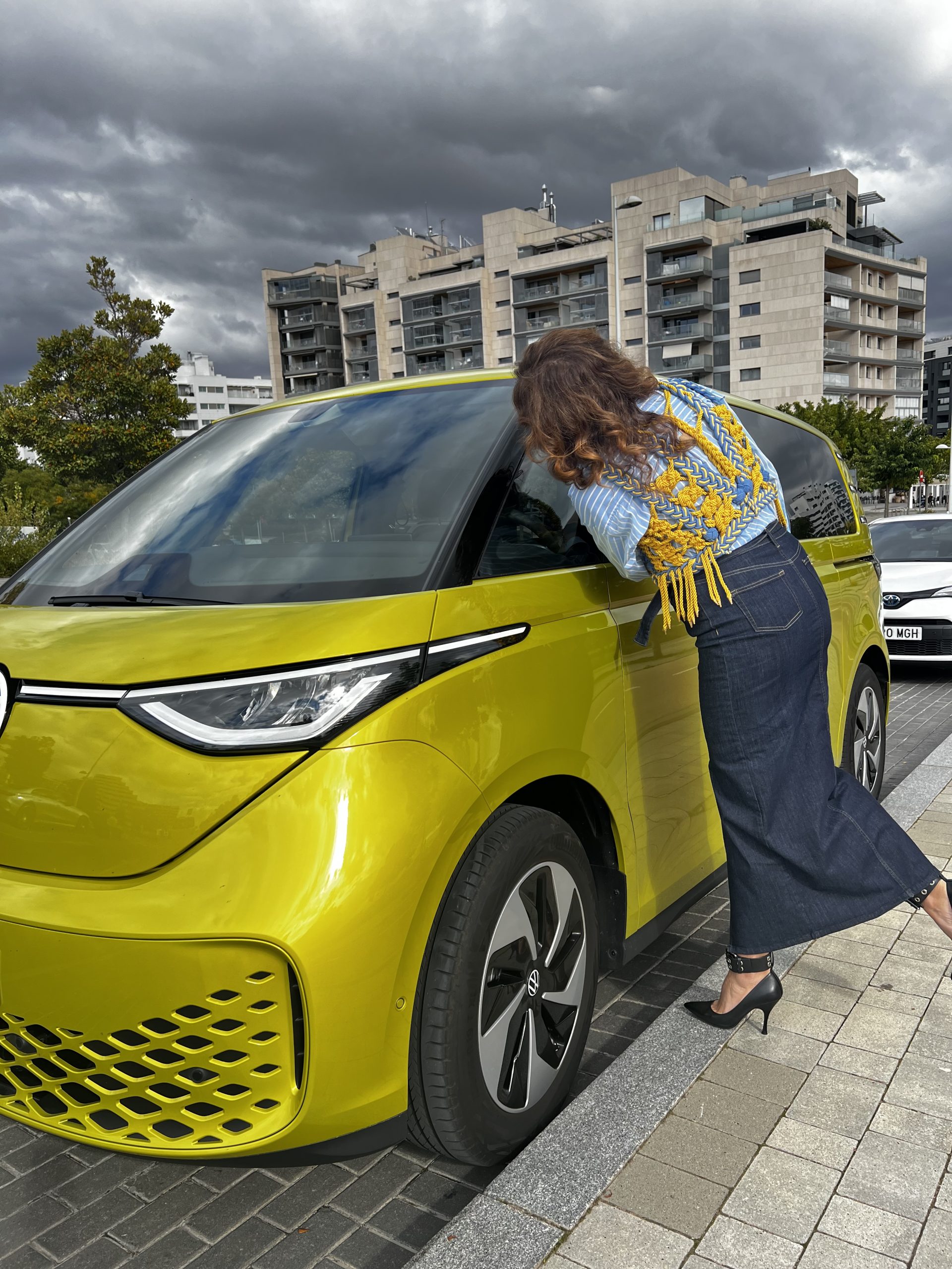ID Buzz amarillo icónico de Vikileria Revive frente a un edificio urbano en Madrid