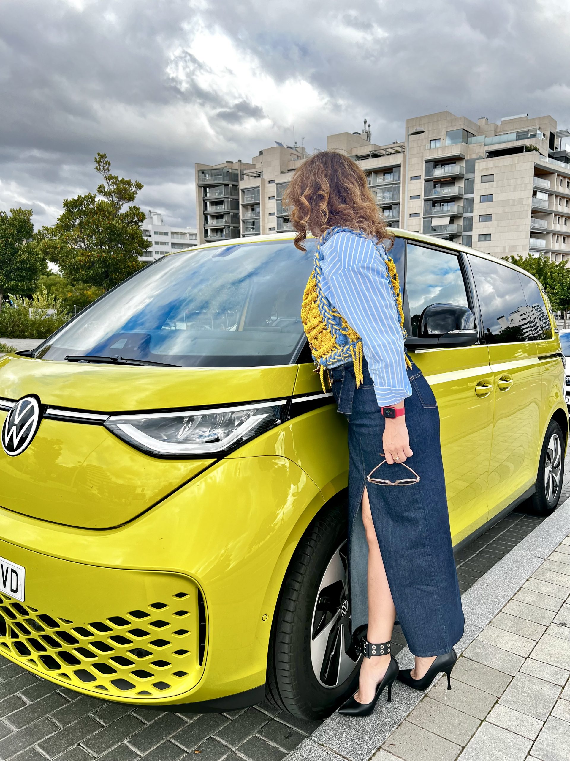 ID Buzz amarillo icónico de Vikileria Revive frente a un edificio urbano en Madrid