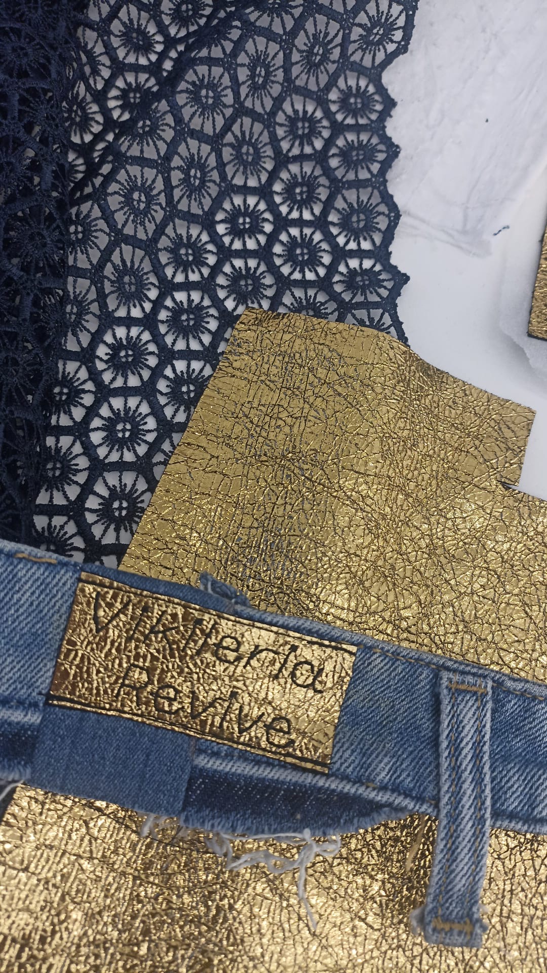 Detalle textil combinando encaje azul marino y tela dorada en transformación creativa, Vikileria Revive