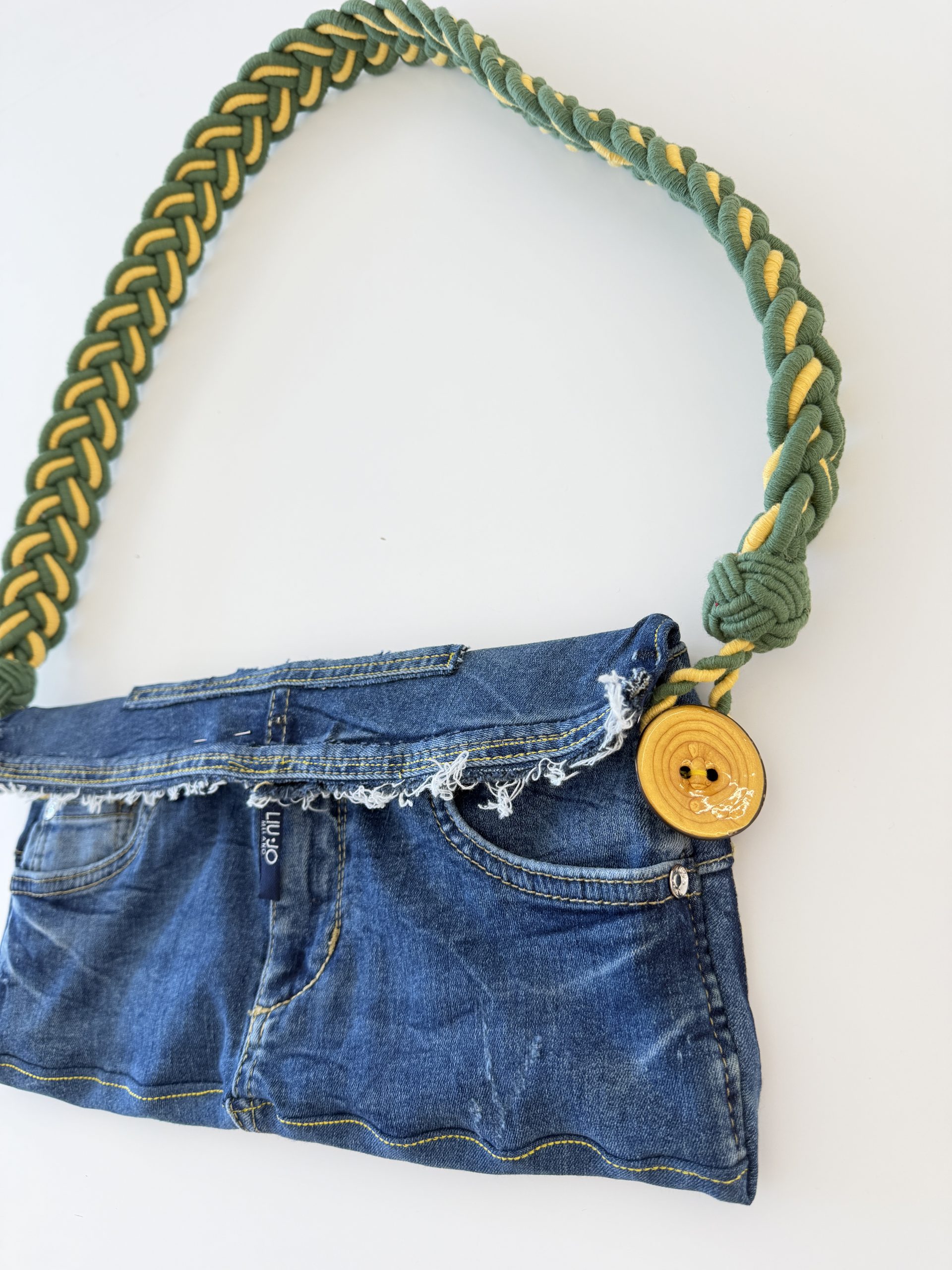 Bolso artesanal de vaquero reciclado con asa de pasamanería trenzada y botón de madera, Vikileria Revive