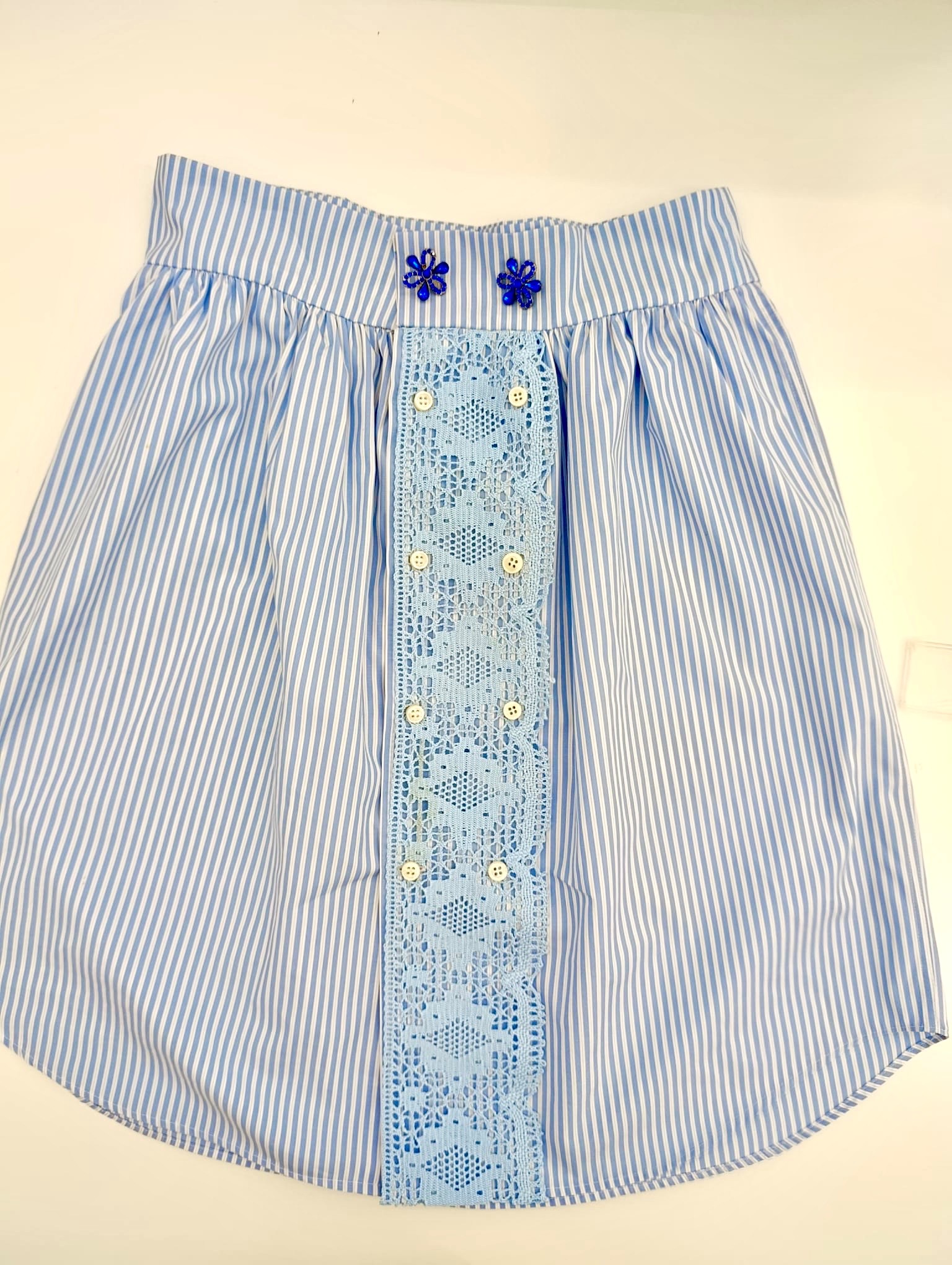 Falda transformada a partir de una camisa antigua, con cintura fruncida y detalle de botones, Vikileria Revive Madrid