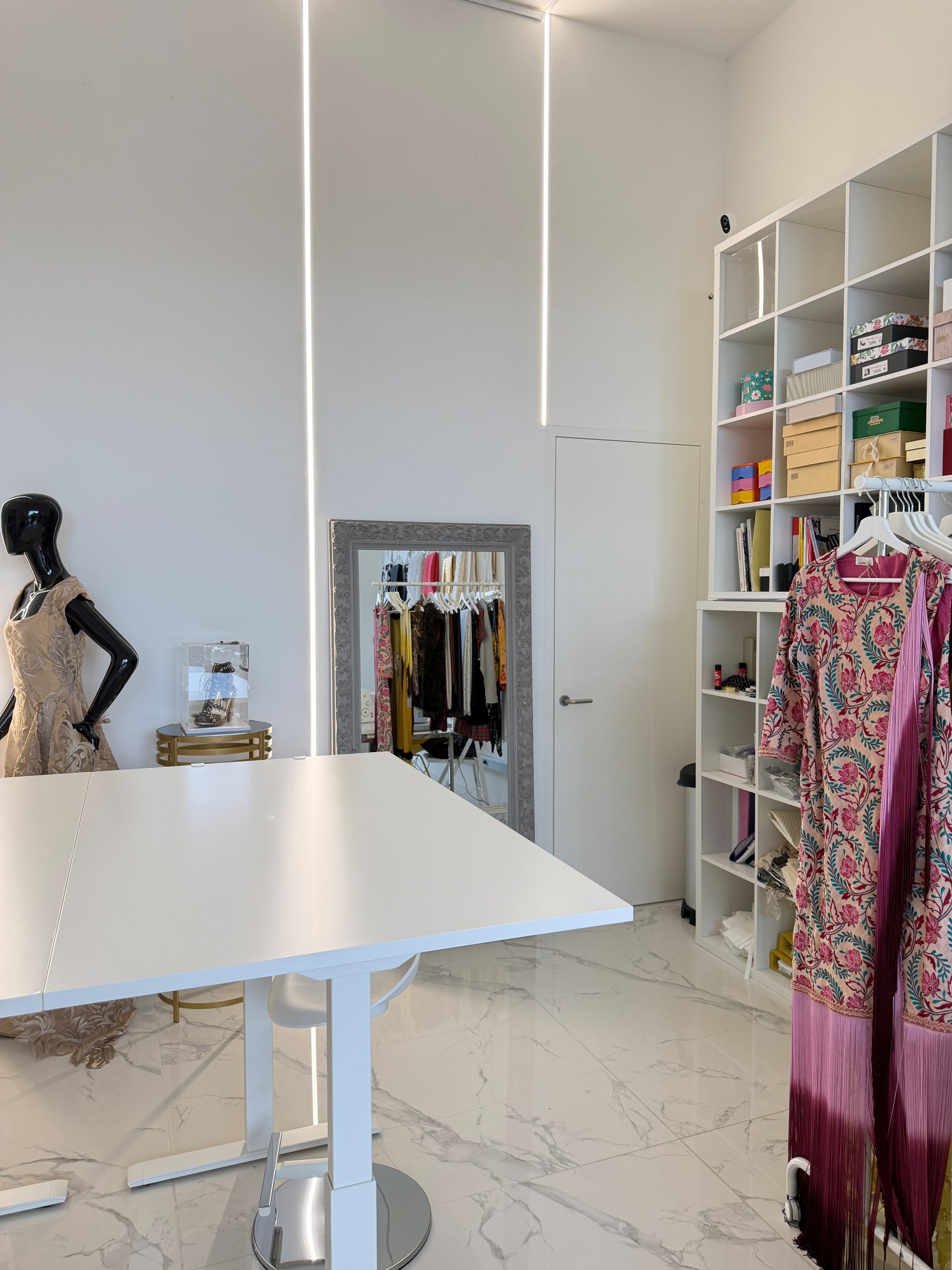 Interior del atelier Vikileria Revive en Madrid, espacio luminoso con prendas expuestas