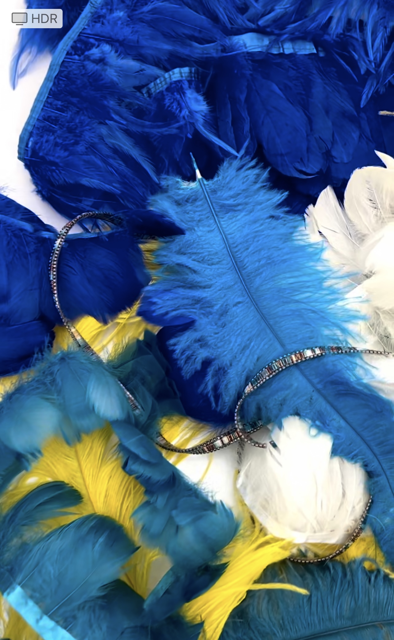Detalle textil en tonos azul y amarillo de una transformación artesanal, Vikileria Revive Madrid