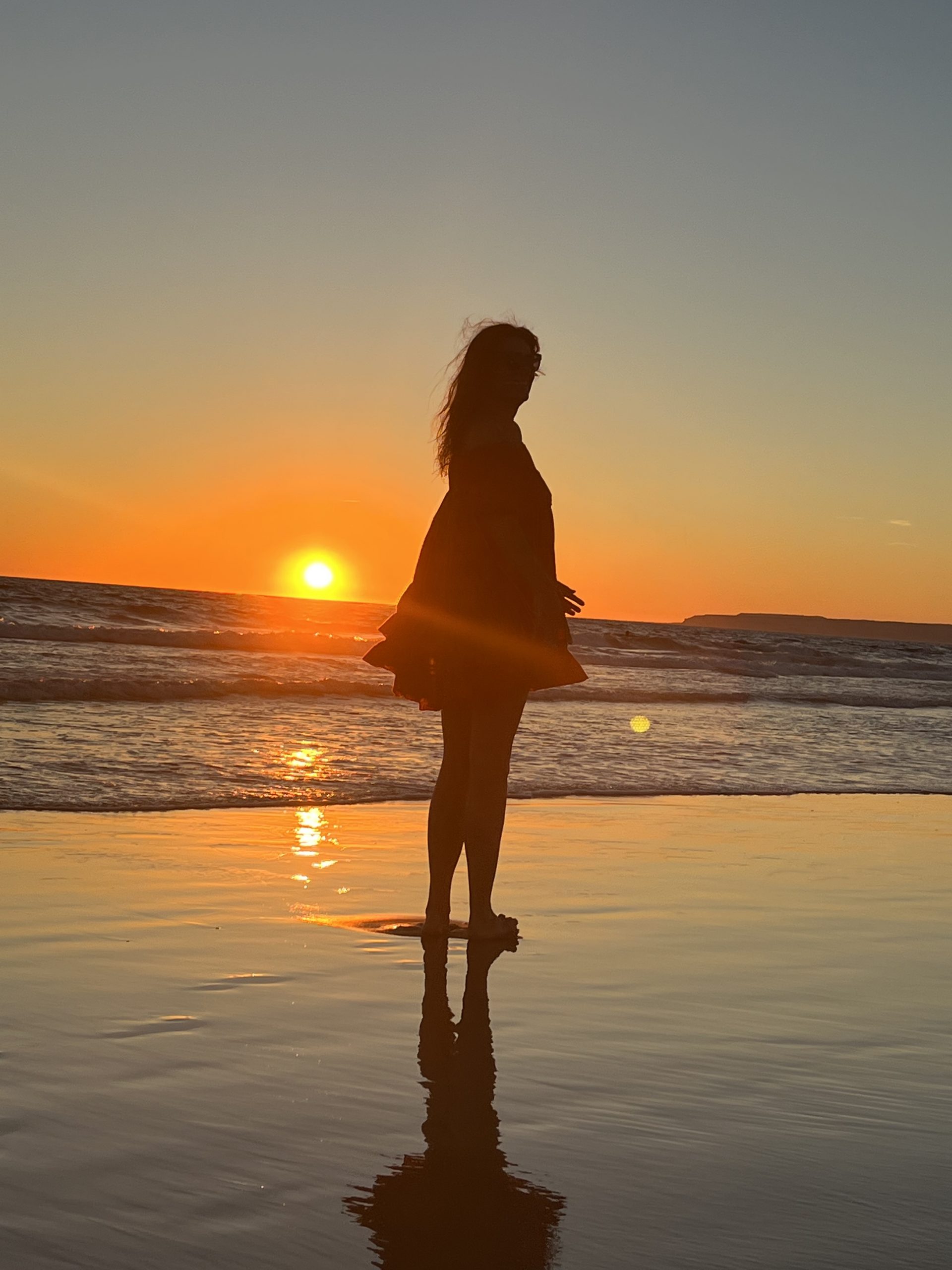 Silueta al atardecer en la playa de Zahara de los Atunes, retreat Vikileria Revive